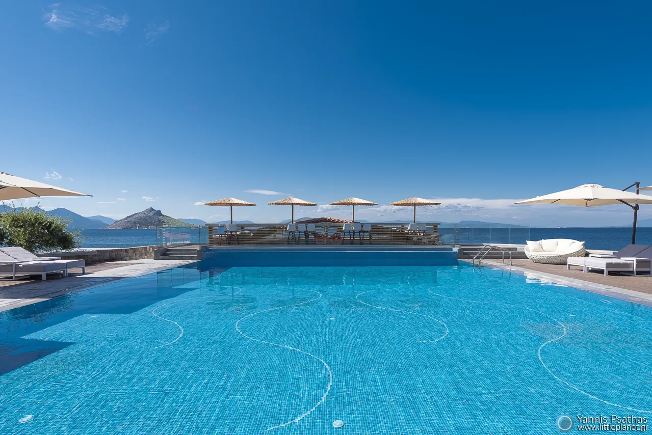 LaLiBay Resort — הבריכה מול הים